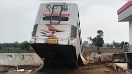 NH-21 पर स्&zwj;लीपर बस की स्टेयर&zwj;िंग अचानक फेल, पेट्रोल पंप की दीवार तोड़ते हुए खेत में पहुंच गई&nbsp;