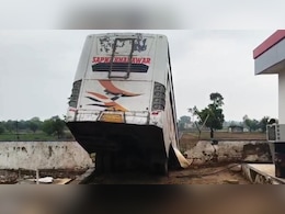 NH-21 पर स्&zwj;लीपर बस की स्टेयर&zwj;िंग अचानक फेल, पेट्रोल पंप की दीवार तोड़ते हुए खेत में पहुंच गई&nbsp;