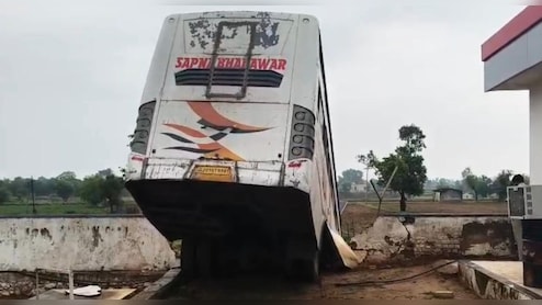 NH-21 पर स्&zwj;लीपर बस की स्टेयर&zwj;िंग अचानक फेल, पेट्रोल पंप की दीवार तोड़ते हुए खेत में पहुंच गई&nbsp;