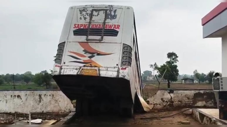 NH-21 पर स्&zwj;लीपर बस की स्टेयर&zwj;िंग अचानक फेल, पेट्रोल पंप की दीवार तोड़ते हुए खेत में पहुंच गई&nbsp;