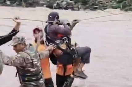 जम्मू-कश्मीर में आफत वाली बारिश, सेना ने उफनते बाढ़ के बीच 11 लोगों को बचाया
