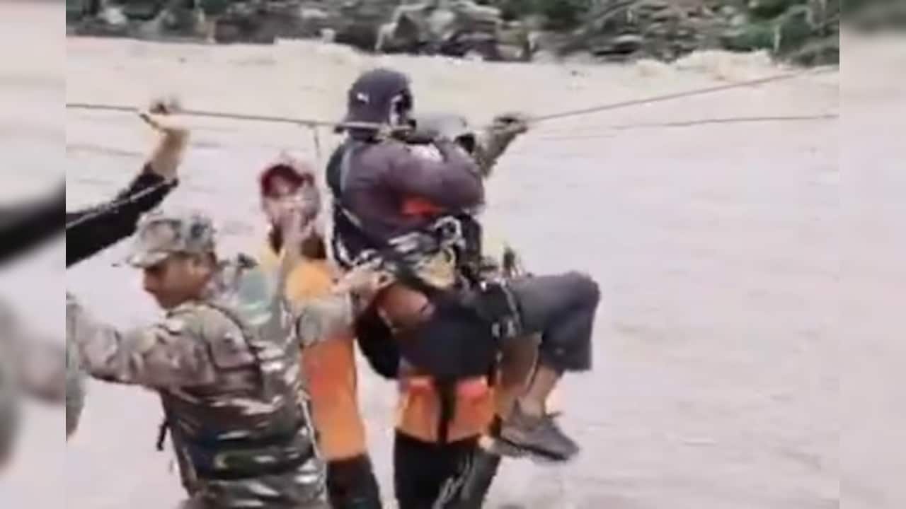 जम्मू-कश्मीर में आफत वाली बारिश, सेना ने उफनते बाढ़ के बीच 11 लोगों को बचाया