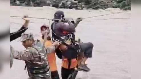 जम्मू-कश्मीर में आफत वाली बारिश, सेना ने उफनते बाढ़ के बीच 11 लोगों को बचाया