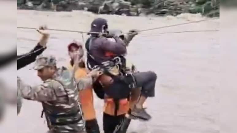 जम्मू-कश्मीर में आफत वाली बारिश, सेना ने उफनते बाढ़ के बीच 11 लोगों को बचाया