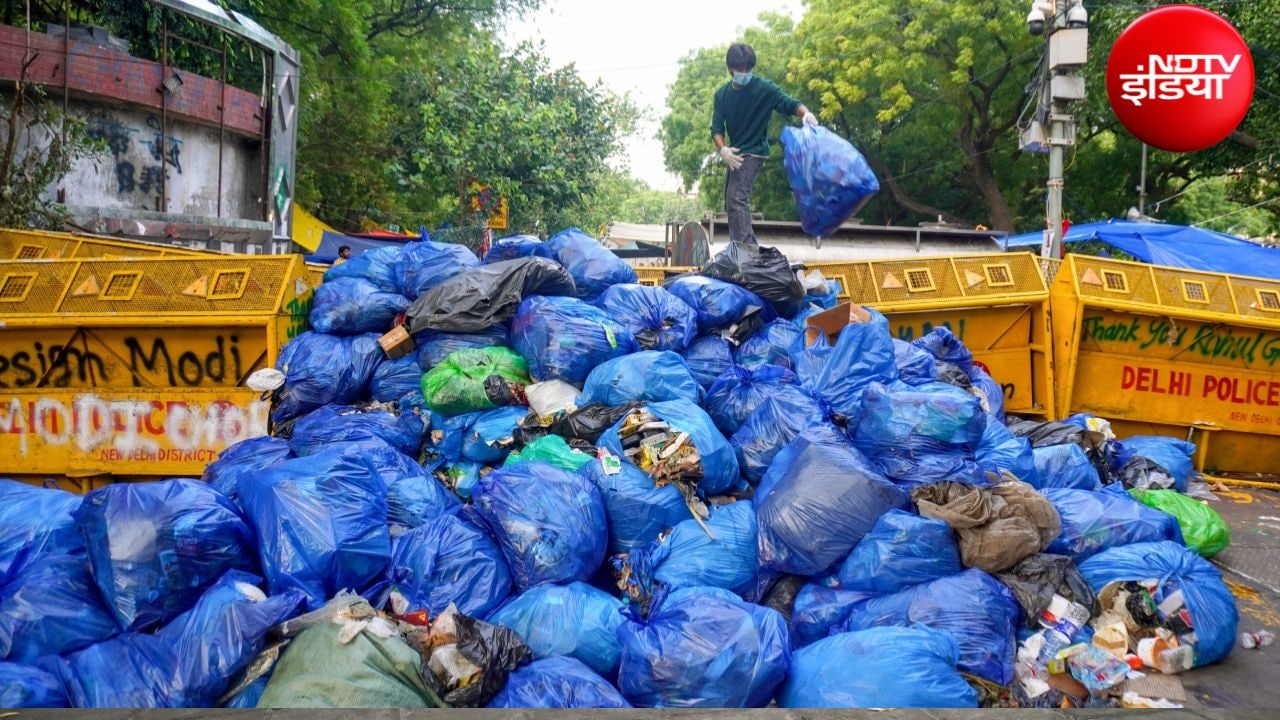 जंतर-मंतर पर प्रदर्शन के दौरान युवाओं ने धरनास्थल की साफ-सफाई का जिम्मा भी अपने हाथ में ले रखा था. 