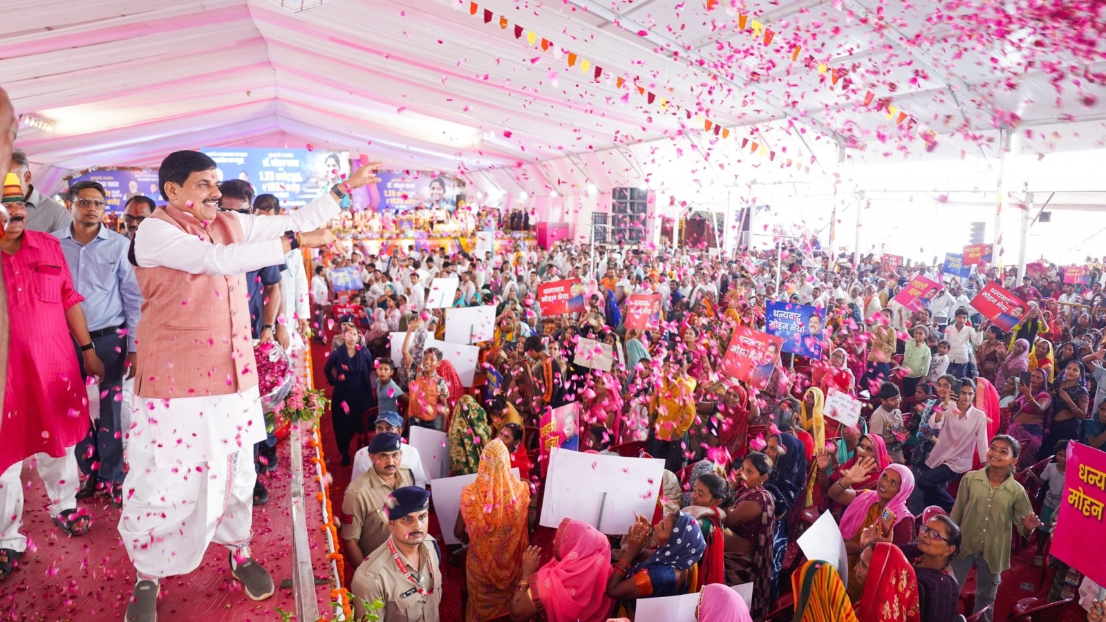 मुख्यमंत्री डॉ. मोहन यादव ने लहार में लाड़ली बहनों का पुष्प वर्षा कर अभिनंदन किया. मुख्यमंत्री डॉ. मोहन यादव ने लहार में लाड़ली बहनों का पुष्प वर्षा कर अभिनंदन किया.