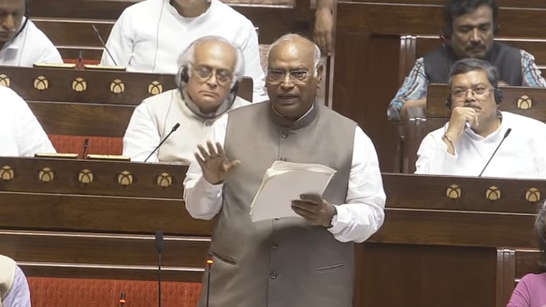 सरकार पहले बात करती तो ये नौबत न आती... खड़गे ने पेपर लीक को लेकर सरकार को घेरा