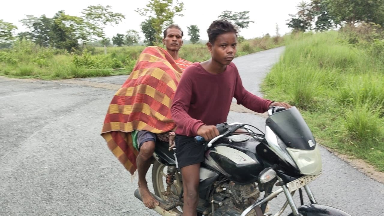 ओडिशा में फिर मानवता हुई शर्मसार: एम्बुलेंस नहीं मिली, तो पत्नी का शव बाइक पर लेकर निकला पति!