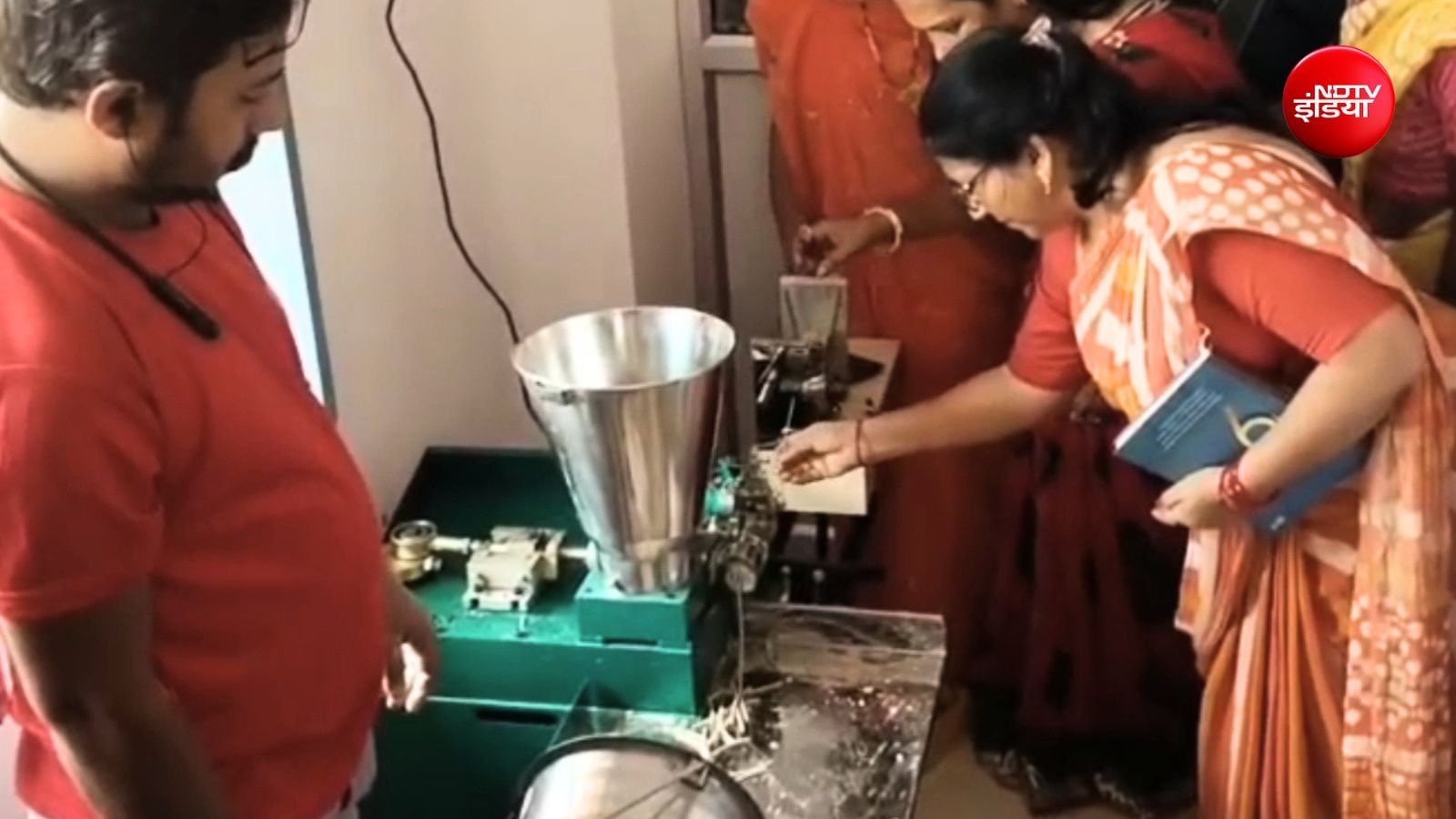 सामुदायिक केंद्र में लगाई गई मशीन