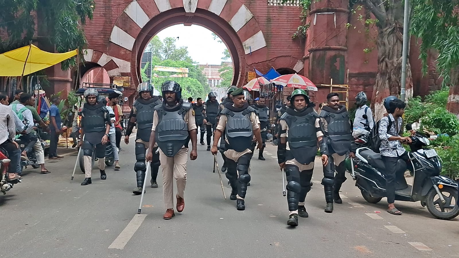 मुंगेर में लॉ-ऑर्डर बनाए रखने के लिए सड़कों पर पुलिस के जवान.