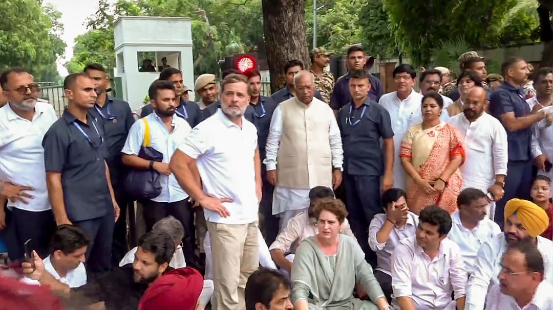 LIVE: धरना स्थल से बेरंग लौटे केंद्रीय मंत्री जितेंद्र सिंह, PM हाउस के बाहर बैठे रहेंगे कांग्रेस नेता