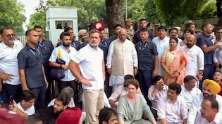 LIVE: PM हाउस के बाहर कांग्रेस कर रही प्रदर्शन, उधर जंतर-मंतर पहुंचे शरद पवार