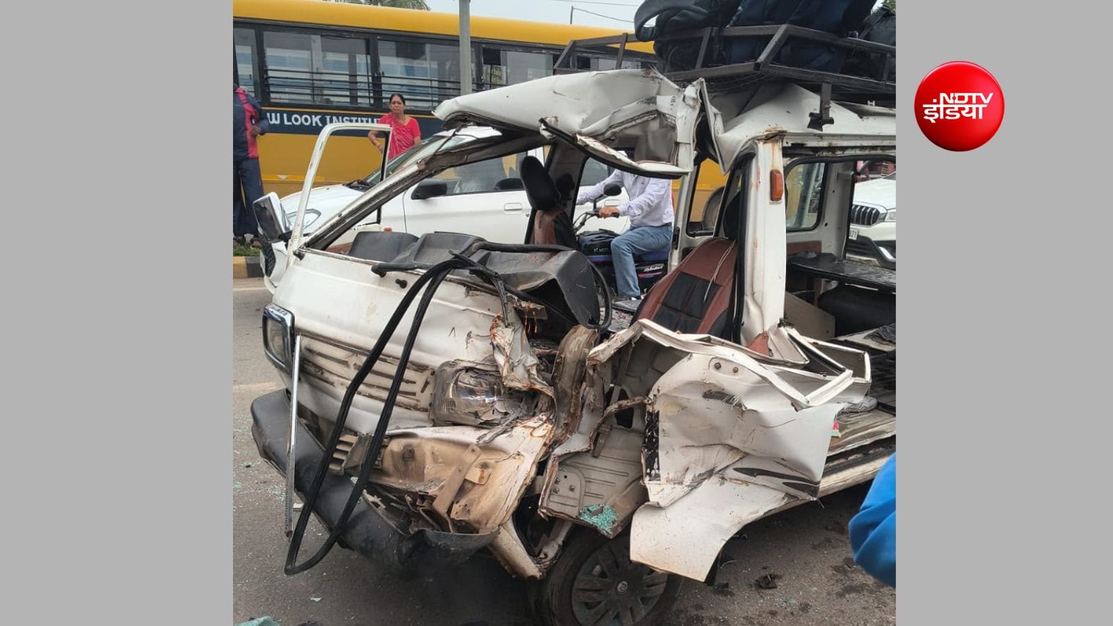 खड़ी ट्रक से टकराने के बाद स्कूल वैन की हालत