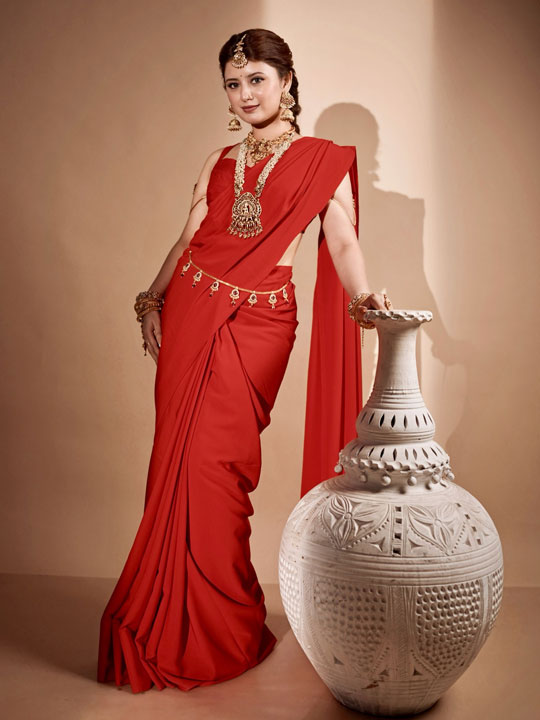 Arishfa Khan Looks Regal In Red