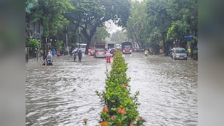मुंबई में बारिश ने रोकी लोकल ट्रेन की रफ्तार, कई रूट्स पर देरी से चल रही ट्रेनें