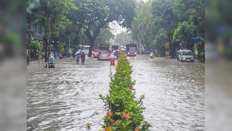 मुंबई में लगातार हो रही बारिश ने रोकी लोकल ट्रेन की रफ्तार, कई रूट्स पर देरी से चल रही ट्रेनें