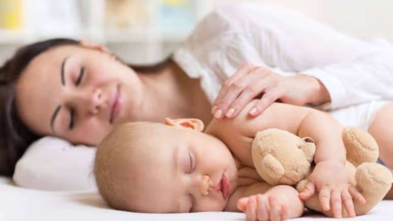 बच्चों को सुलाते समय 90% पैरेंट्स करते हैं ये 4 गलती, Pediatrician ने बताया छोटे बच्चे को किस पोजीशन में और कैसे सुलाना चाहिए