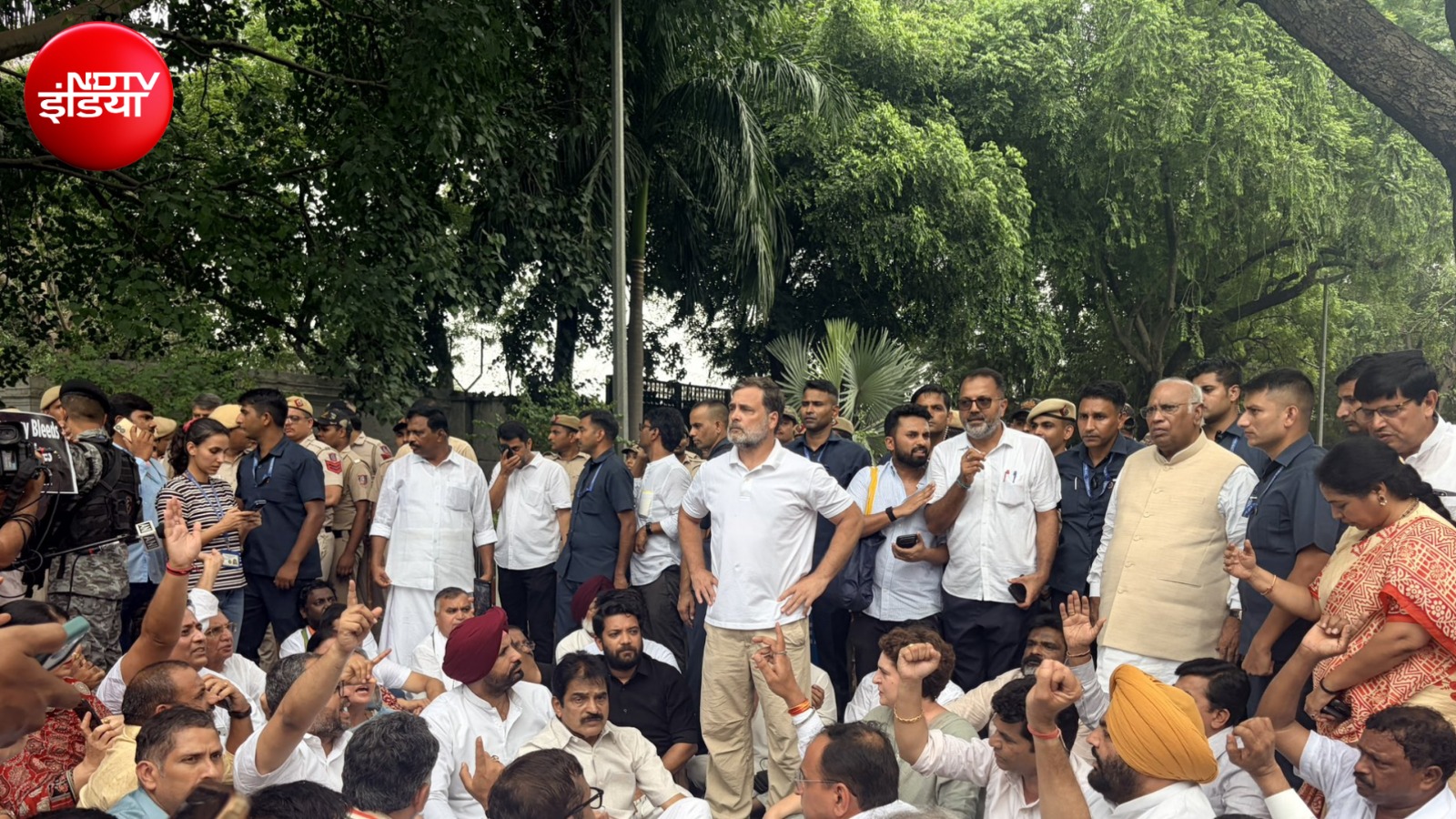 PM आवास के सामने धरने पर बैठे कांग्रेस सांसद, राहुल-खरगे ने बांधे हाथ; पैरामिलिट्री तैनात