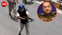 प्रदर्शन के दौरान AK-47 जैसे हथियार रख सकती है पुलिस? पूर्व दिल्ली पुलिस कमिश्नर ने बताया नियम
