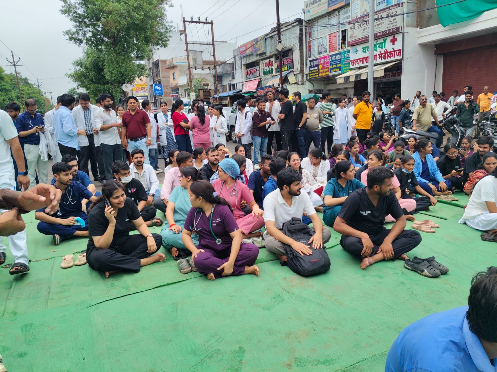 Woman Doctor Harassment: सागर के बुंदेलखंड मेडिकल में विरोध प्रदर्शन, काम बंद Woman Doctor Harassment: सागर के बुंदेलखंड मेडिकल में विरोध प्रदर्शन, काम बंद