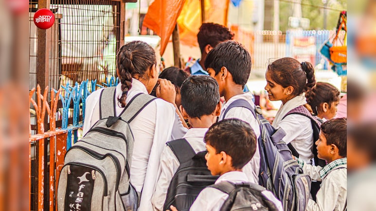 पढ़ाई या पाई-पाई? बच्चों की फीस ने बिगाड़ा घर का बजट, पैरेंट्स के लिए आंखें खोलने वाली रिपोर्ट