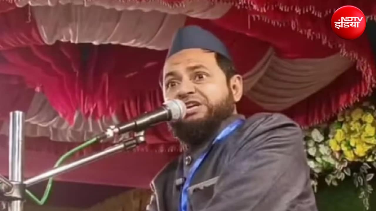 'श्री कृष्ण पढ़ते थे पांच वक्त की नमाज' इटावा के मौलाना Video सामने आया, भड़के संत