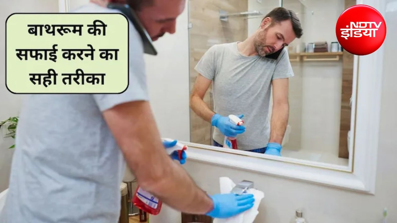 Bathroom Cleaning Tips: बारिश में बाथरूम से आ रही है बदबू? पानी में मिलाकर डालें ये 4 चीजें, मिनटों में आएगी ताजगी