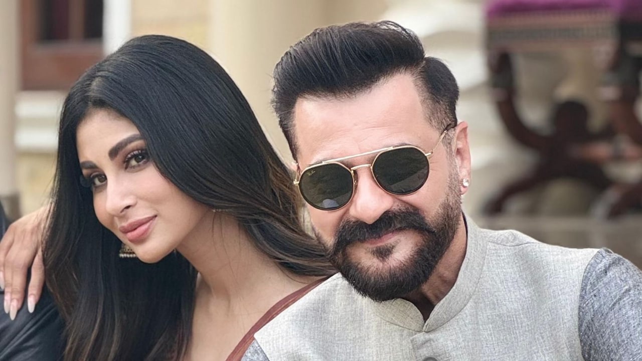 उम्र का फासला भूल, अपने से 20 साल बड़े एक्टर के इश्क में डूबीं मौनी रॉय! केमिस्ट्री देख उड़ जाएंगे फैंस के होश