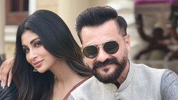 उम्र का फासला भूल, अपने से 20 साल बड़े एक्टर के इश्क में डूबीं मौनी रॉय! केमिस्ट्री देख उड़ जाएंगे फैंस के होश
