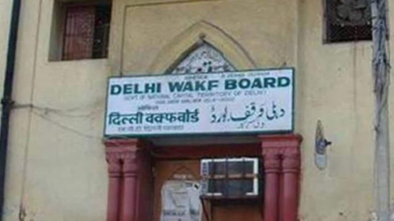 दिल्ली वक्फ बोर्ड में लोगों को नौकरियां देने में अनियमितता कर सरकारी राजस्व को नुकसान पहुंचाया गया.