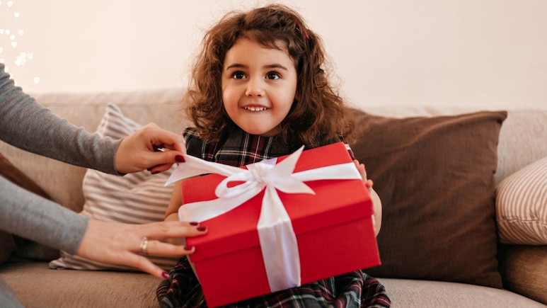 Parenting Tips: बच्चों को खिलौनों की जगह दें ये 5 गिफ्ट, चाइल्ड साइकोलॉजिस्ट ने बताया दिमाग होगा तेज और बढ़ेगा कॉन्फिडेंस