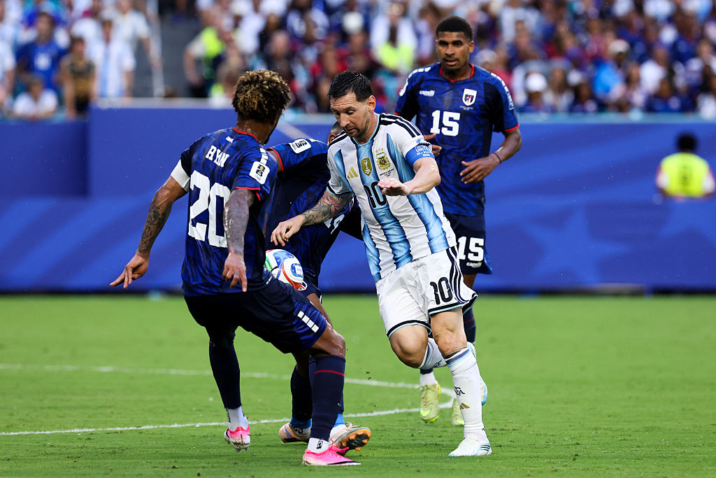 Messi speaks English to Cape Verde defender Steven Moreira before Argentina World Cup clash