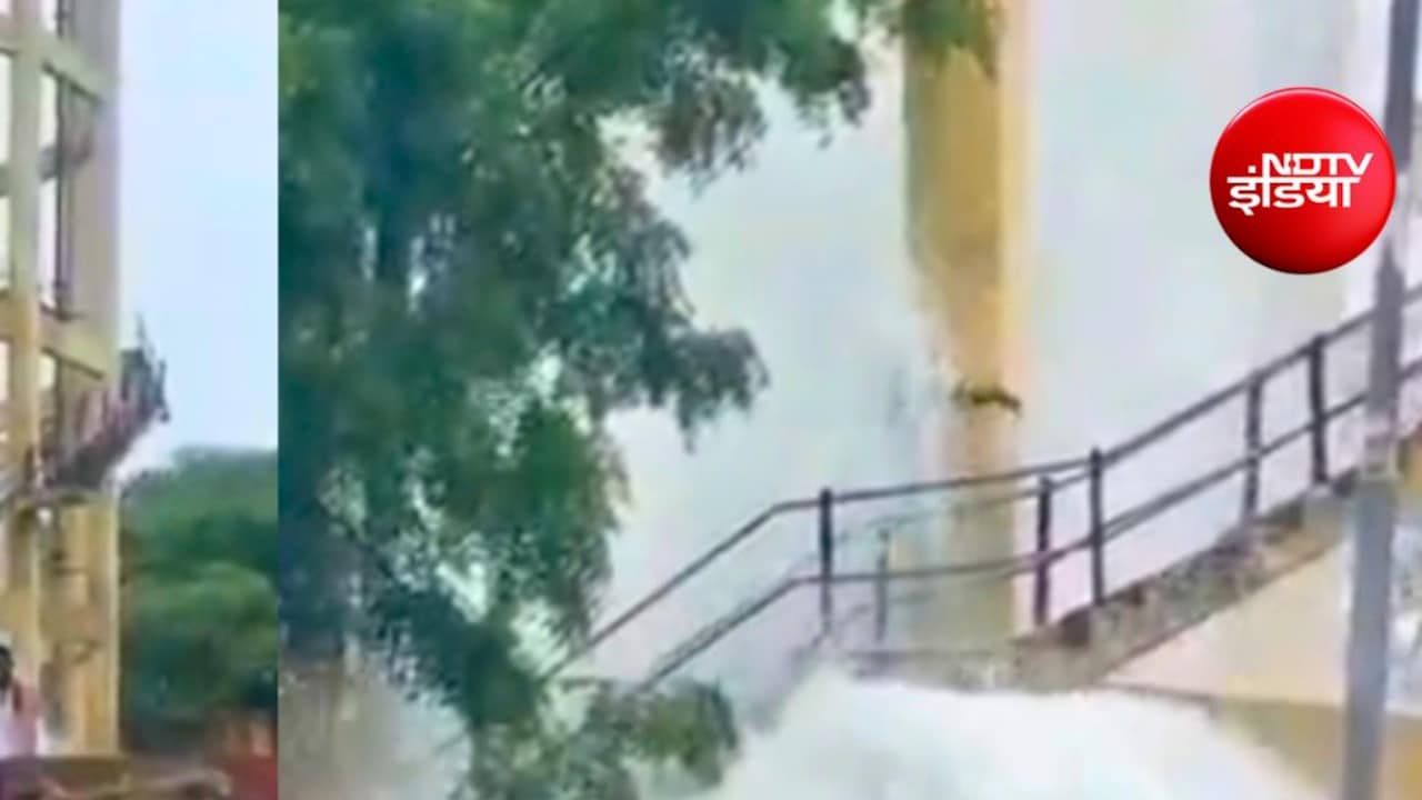 ऊंची पानी टंकी से अचानक गिरने लगा लाखों लीटर पानी, लोगों के घरों में घुसा - Video