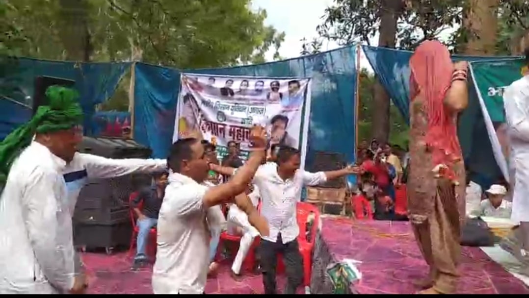 Haridwar Kisan Mahakumbh: डांस पर बवाल Haridwar Kisan Mahakumbh: डांस पर बवाल