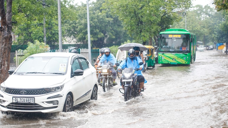 मॉनसून में फिर झमाझम बारिश, दिल्ली, यूपी समेत 18 राज्यों में भारी बरसेंगे बदरा, जानें आज का मौसम