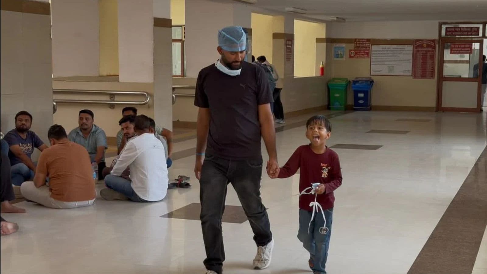 जोधपुर AIIMS में ICU के बाहर अपने 5 साल के बेटे के साथ टहलते हुए सुमेर