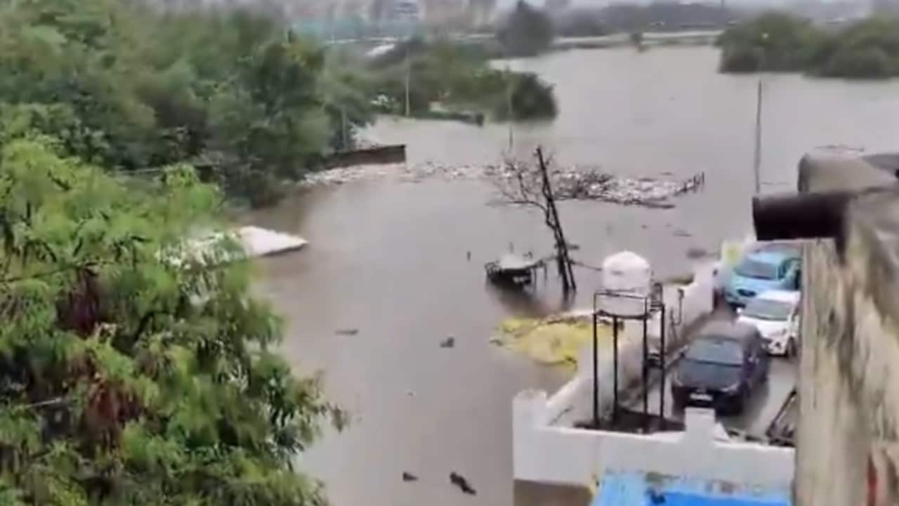 LIVE: पुणे के पिंपरी-चिंचवड़ में भारी बारिश से मोबाइल टावर गिरा, इंटरनेट और नेटवर्क सेवाएं ठप!