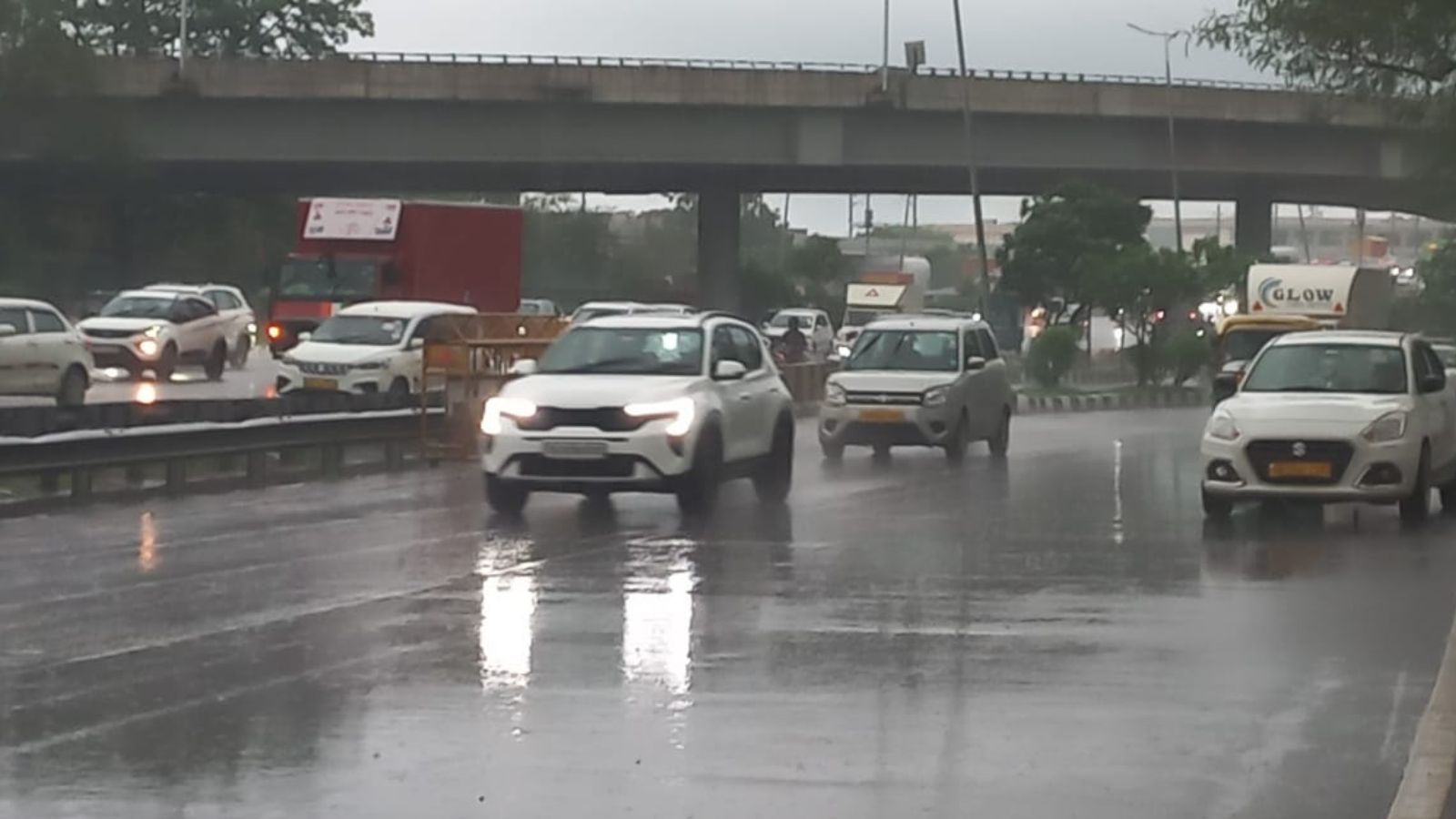 दिल्ली-NCR में दिन में छाया अंधेरा, गड़गड़ाते बादलों के बीच झमाझम बारिश से बदला मौसम