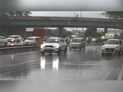 दिल्ली-NCR में जमकर गरज रहे बादल, झमाझम बारिश से बदला मौसम
