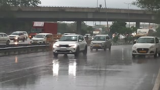 दिल्ली-NCR में जमकर गरज रहे बादल, झमाझम बारिश से बदला मौसम