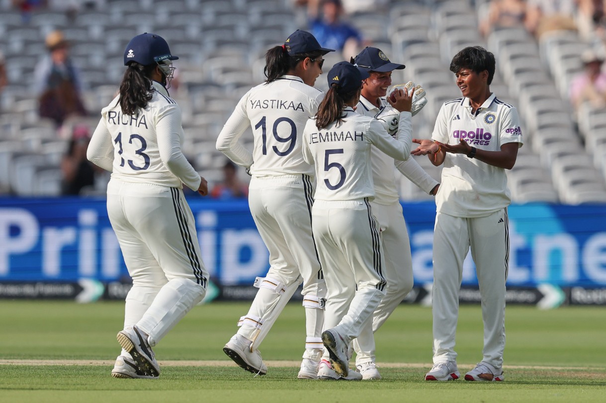 IND Women vs ENG Women: पहले दिन का खेल खत्म, भारत ने मेजबान टीम को दे दिया है पहला झटका