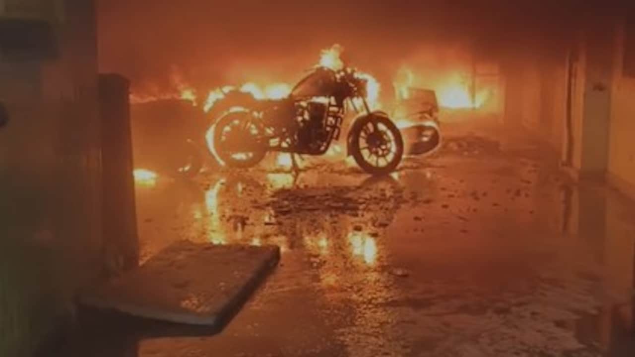 Fire started in an electric vehicle that was being charged Fire started in an electric vehicle that was being charged