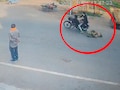 VIDEO: बाइक सवार ने मारी टक्कर, कई फीट तक सड़क पर घसीटा; कथा सुनकर लौट रही महिला के साथ गंभीर हादसा