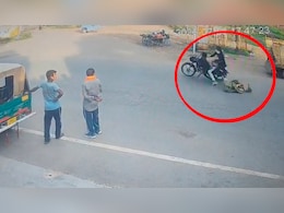 VIDEO: बाइक सवार ने मारी टक्कर, कई फीट तक सड़क पर घसीटा; कथा सुनकर लौट रही महिला के साथ गंभीर हादसा