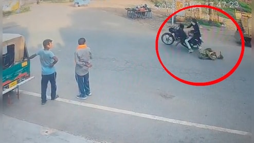 बाइक सवार ने मारी टक्कर, कई फीट तक सड़क पर घसीटा; कथा सुनकर लौट रही महिला के साथ गंभीर हादसा