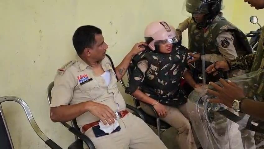 surajpur dsp injured madannagar coal project violence: ग्रामीणों के हमले में DSP समेत 15 जवान घायल. 