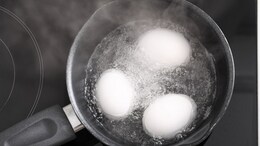 Egg Boiling Hacks: अंडी उकडताना फुटत असतील तर पाण्यात टाका हा पदार्थ; वाचा सोपी ट्रिक