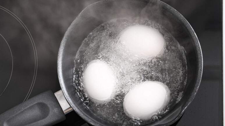 Egg Boiling Hacks: अंडी उकडताना फुटत असतील तर पाण्यात टाका हा पदार्थ; वाचा सोपी ट्रिक