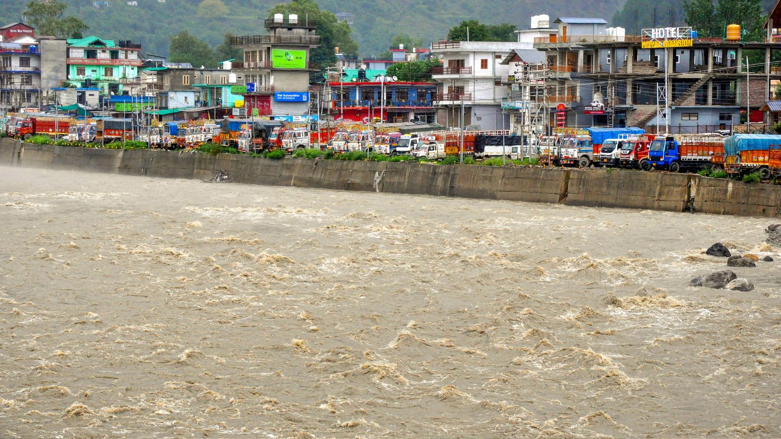हिमाचल प्रदेश के कुल्लू में बाढ़ जैसे हालात हिमाचल प्रदेश के कुल्लू में बाढ़ जैसे हालात