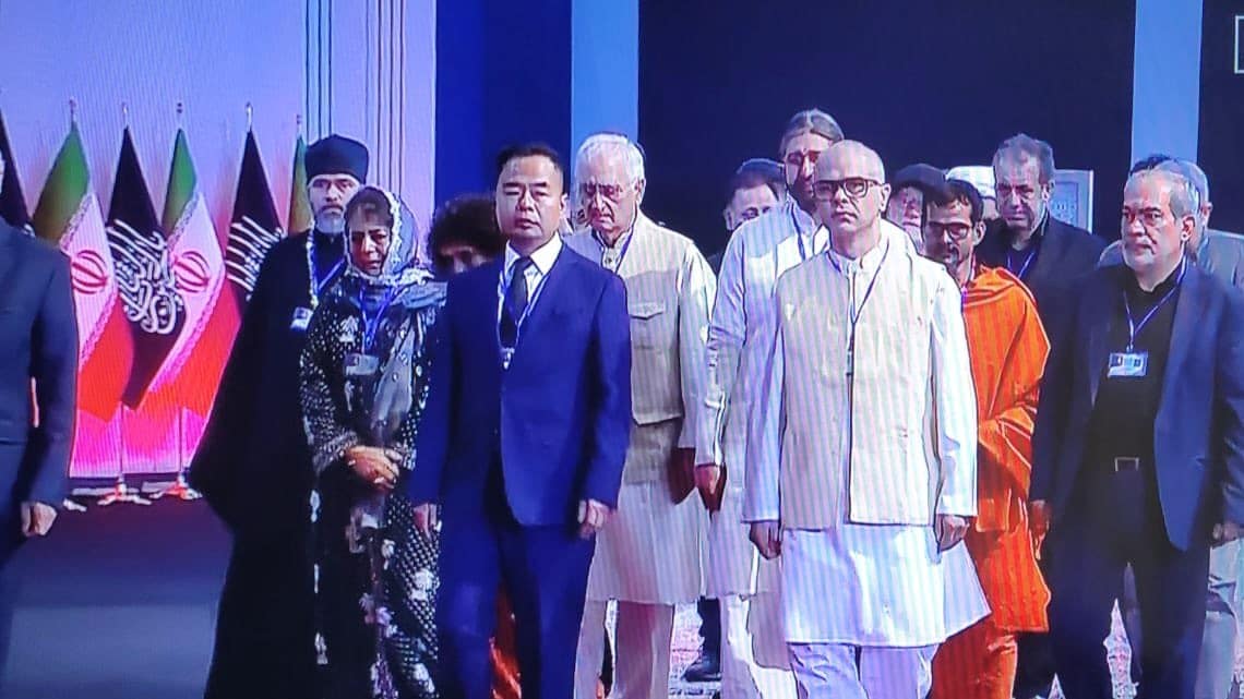 खामेनेई को श्रद्धांजलि देने वाले भारतीय डेलिगेशन में कांग्रेस नेता सलमान खुर्शीद, महबूबा मुफ्ती और अन्य लोग. खामेनेई को श्रद्धांजलि देने वाले भारतीय डेलिगेशन में कांग्रेस नेता सलमान खुर्शीद, महबूबा मुफ्ती और अन्य लोग.